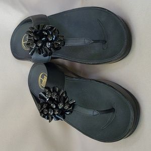Fitflop Black Beaded Leather T-Strap Size 7 Sandals  (Blossom)